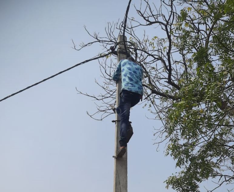 लखनऊ: सुरक्षा नियमों की धज्जियां उड़ा कर काम कर रहे संविदा कर्मी