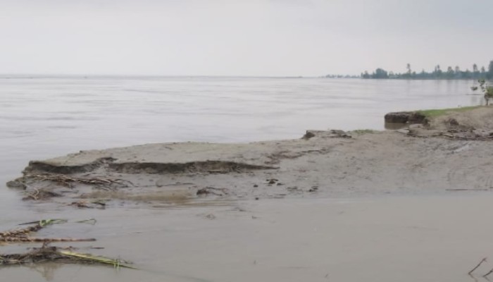 सीतापुर: सरयू नदी का बढ़ा जलस्तर, 15 गांवों के लिए बना मुसीबत, जीवनयापन करना मुश्किल