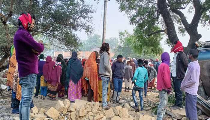 मिर्जापुर में भूसी से लदी ट्रक अनियंत्रित होकर एक मकान पर चढ़ी, दो की मौत