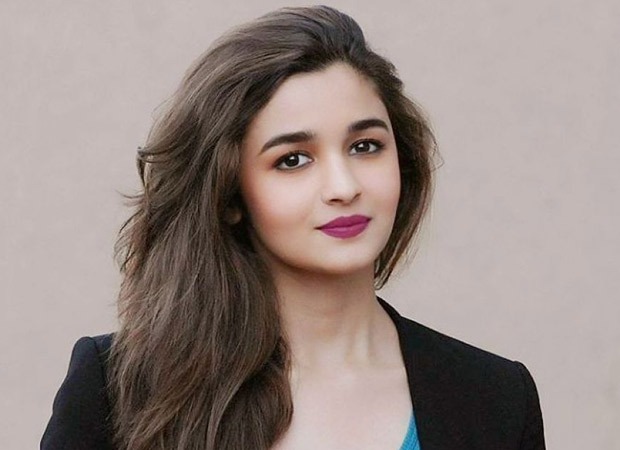 Alia Bhatt Photos: मिनी स्कर्ट और क्रॉप जैकेट में आलिया भट्ट ने बढ़ाया सोशल मीडिया का तापमान, देखें फोटो…