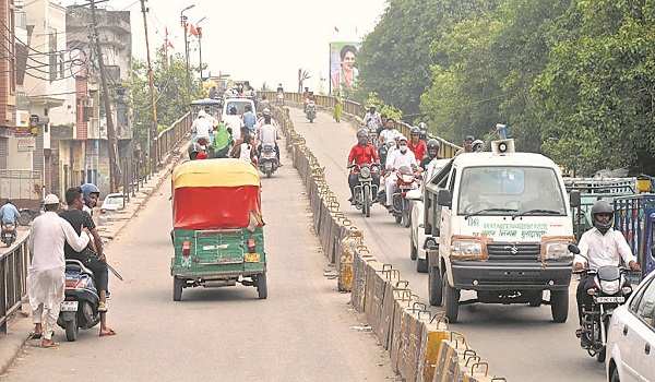 मुरादाबाद : संभल चौराहे पर लगने वाले जाम से निजात की बंधी उम्मीद, पुल के चौड़ीकरण के लिए सेतु निगम की टीम करेगी सर्वे