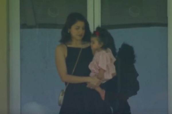 Anushka Sharma With Vamika : विराट कोहली की बेटी वामिका की दिखी पहली झलक, अनुष्का की गोद में बैठे हुए कैमरे में हुई कैद