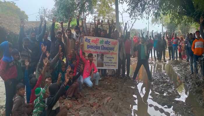 हरदोई: ग्रामीणों ने ‘रोड नहीं तो वोट नहीं’ का बैनर सड़क पर टांगा, जताई नाराजगी…