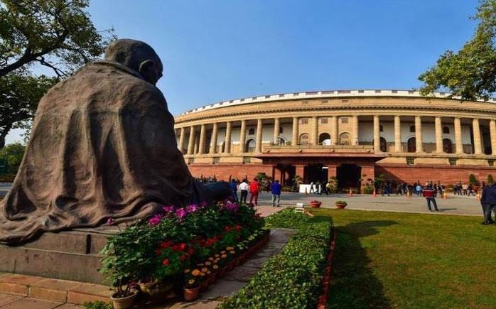 चुनाव खत्म, महंगाई शुरू- संसद में कांग्रेस का प्रदर्शन