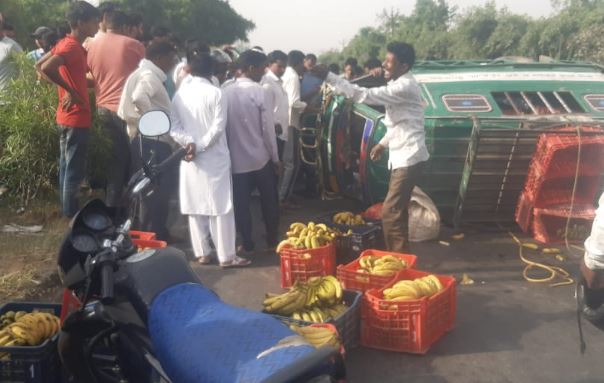 बरेली: सब्जी और फल लेकर जा रहे टेंपो का टायर फटा, एक की मौत, दो गंभीर रुप से घायल