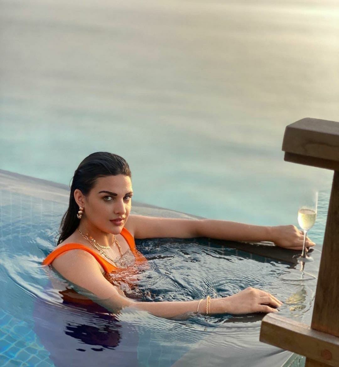 Himanshi Khurana Photos ऑरेंज बिकिनी में हिमांशी खुराना का स्टाइलिश अंदाज स्विमिंग पूल में 