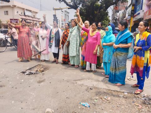 हल्द्वानी: सिलेंडर के बढ़े दामों से भड़कीं महिलाओं ने फूंका प्रधानमंत्री मोदी का पुतला, बोलीं- कहां गए अच्छे दिन ? देखें VIDEO