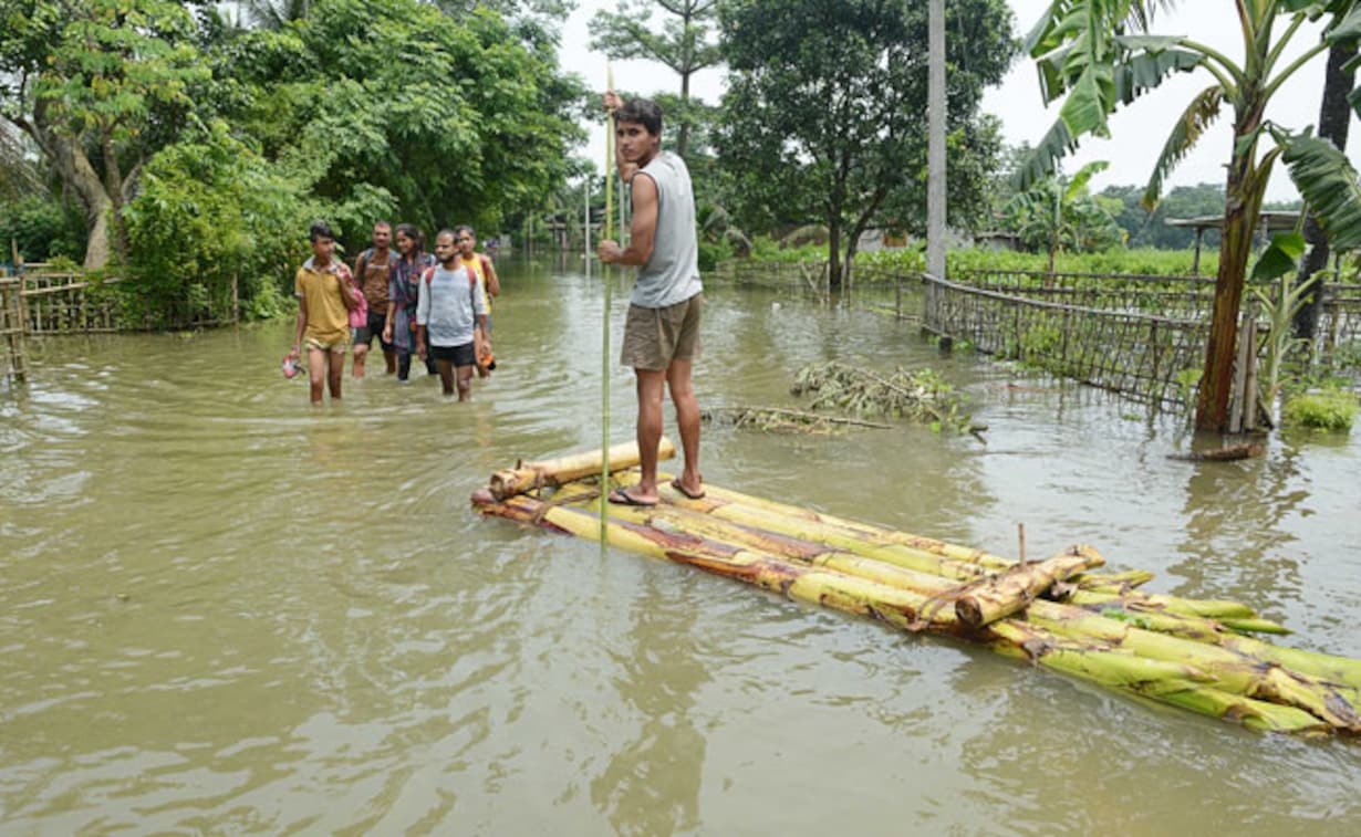 देश के कई हिस्सों में भारी बारिश के बाद मची तबाही, असम में बाढ़ से बुरा हाल, नासिक में बहीं गाड़ियां