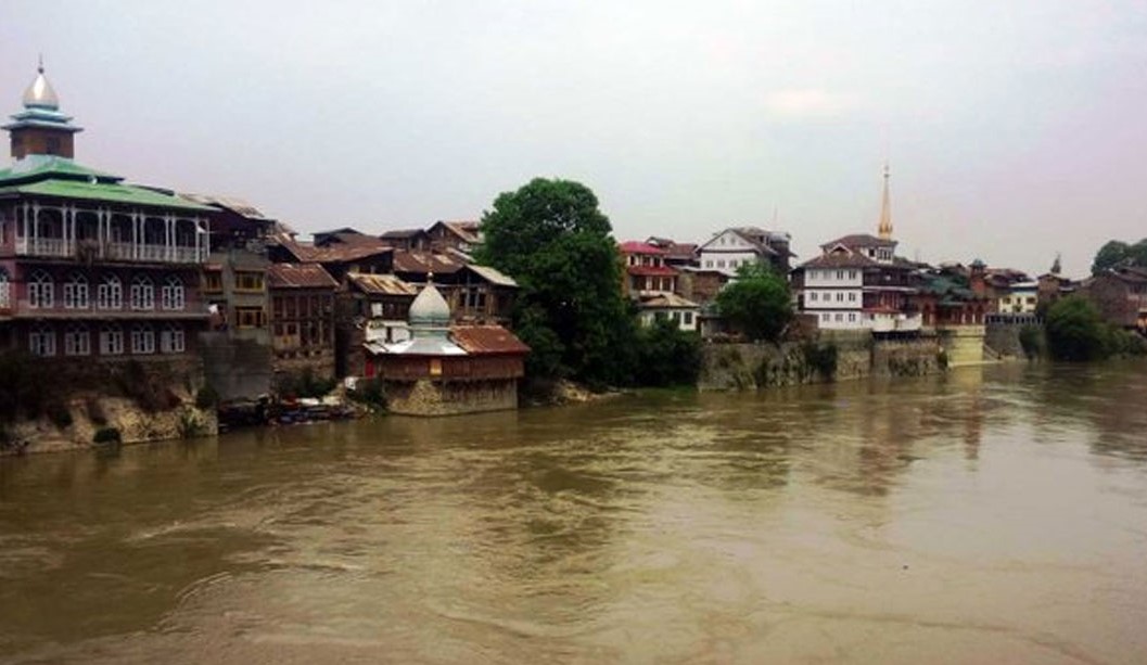 जम्मू-कश्मीर में भारी बारिश के कारण बाढ़ के हालात, जम्मू-श्रीनगर राष्ट्रीय राजमार्ग का हिस्सा बहा