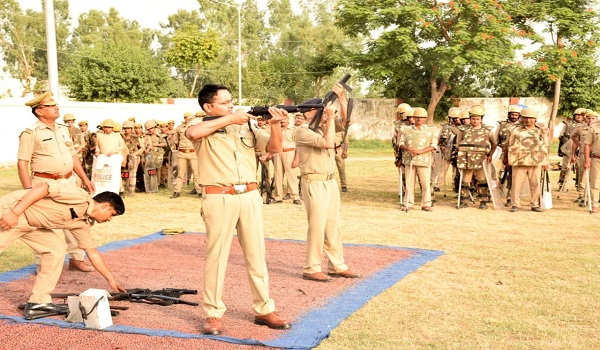 अमरोहा: दंगा और बवाल से निपटने के लिए एसपी ने पुलिसकर्मियों से कराया नियंत्रण अभ्यास