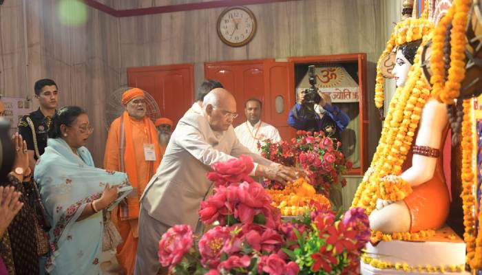 गोरखपुर: राष्ट्रपति ने गोरखनाथ मंदिर में की पूजा-अर्चना, लाइट एंड साउंड शो का उठाया आनंद