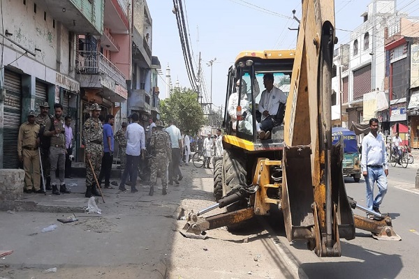 मुरादाबाद : नगर निगम ने जेसीबी से हटवाया दुकानों से आगे का अतिक्रमण