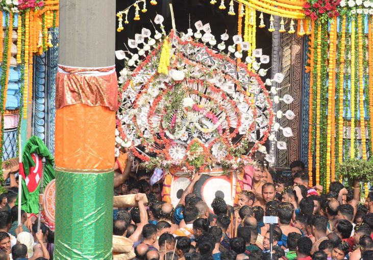 रथयात्रा-रथ पर स्थापित हुए महाप्रभु जगन्नाथ