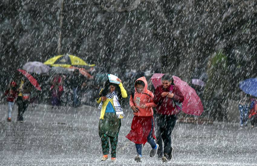 UP Weather Update: आज प्रदेश के इन जिलों में बारिश का अलर्ट, जानें- अपने शहर के मौसम का हाल