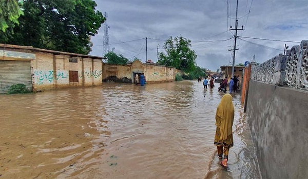 पाकिस्तान में लगातार बारिश से अचानक आई बाढ़, 312 लोगों की मौत