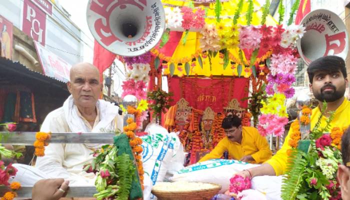 Jagannath Yatra: जगन्नाथ रथयात्रा में उमड़ा आस्था का जनसैलाब, जगह-जगह की गई पुष्प वर्षा, देखें तस्वीरें