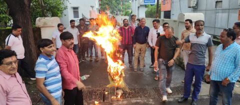 हल्द्वानी: रॉयल्टी अर्थदंड बढ़ाने के विरोध में ठेकेदारों का प्रदर्शन, राज्य सरकार का पुतला फूंका