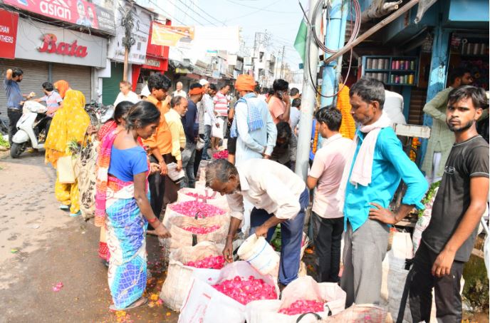 बरेली : श्रीकृष्ण जन्माष्टमी पर भी दिखी महंगाई, फूल, मेवा और फलों के रेट हाई