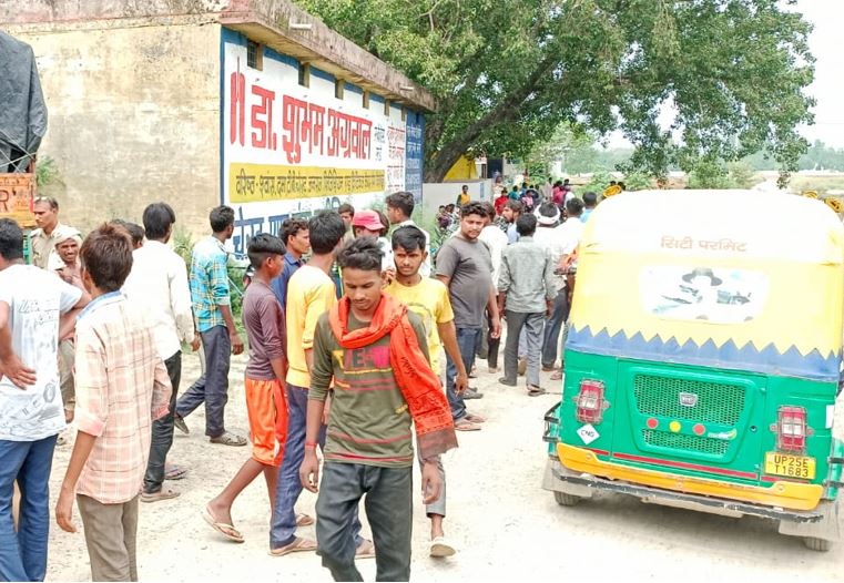 बरेली: ऑटो में पकड़ा मीट, गांव वालों ने किया हंगामा, मौके पर पहुंची सीओ श्वेता कुमारी यादव, मीट को परीक्षण के लिए भेजा