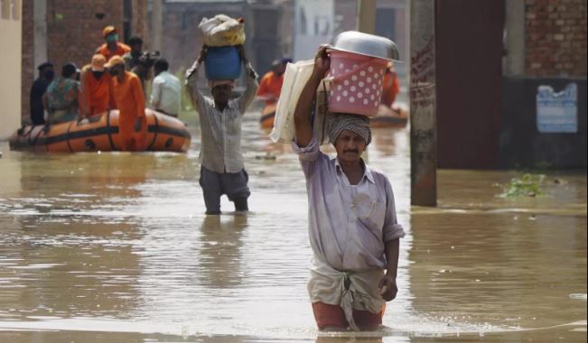 अब मैदानी इलाकों में बाढ़ ने मचाया कोहराम, यूपी के कई शहरों पर बाढ़ का खतरा, MP में अलर्ट