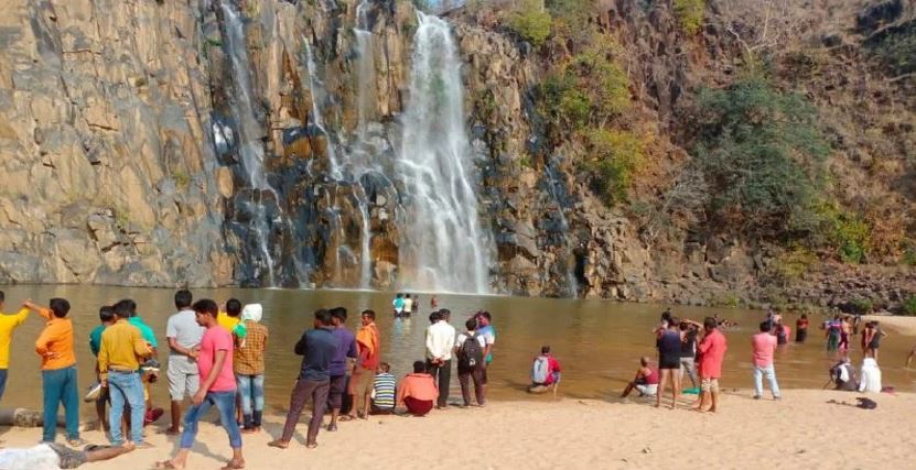 छत्तीसगढ़ के रामदाहा जलप्रपात में डूबने से एक पर्यटक की मौत, पांच लापता