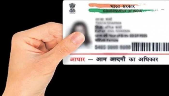 Aadhaar Card: ई-पॉश मशीनें नहीं पढ़ पा रहीं घिसी अंगुलियों की लकीरें, आधार कार्ड बनवाने से लेकर बायोमीट्रिक और संशोधन को उमड़ रही भीड़