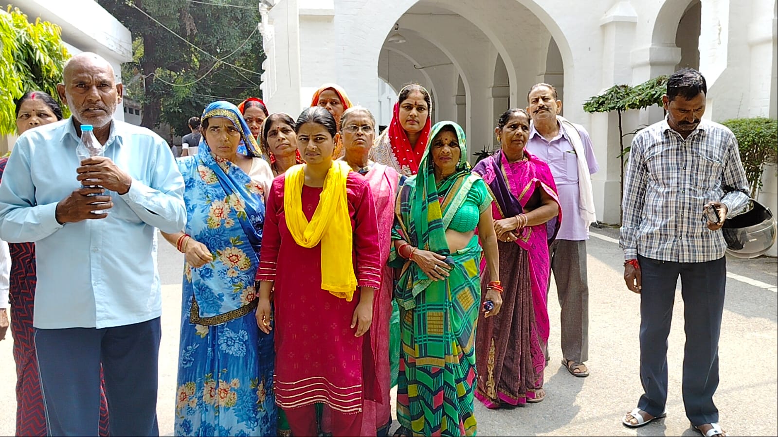 बरेली: मृतक के परिजनों को नहीं मिला मुआवजा, लगा रहे हैं डीएम कार्यालय का चक्कर