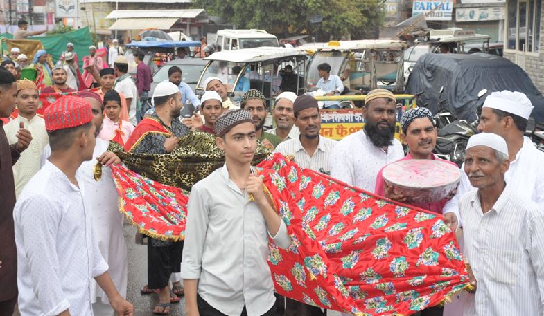 बरेली: दरगाह शाह शराफत मियां पर पहुंचे चादरों के जुलूस