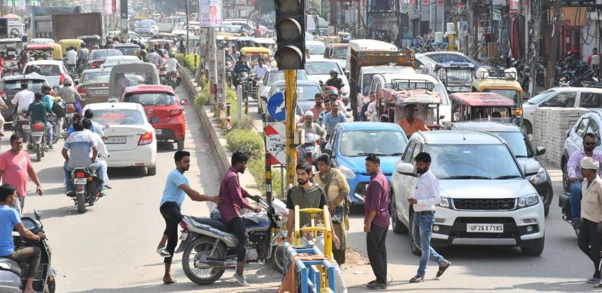 बरेली: शहर में हो रहे विकास कार्य बने राहगीरों के लिए मुसीबत, घंटों जाम से जूझ रहे लोग