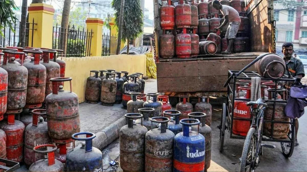 LPG Cylinder Price: सस्ती हो गई एलपीजी गैस, जानिए अब कितने का मिलेगा एक सिलेंडर