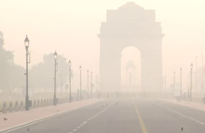 Delhi Pollution: दिल्ली में हवा ‘खराब’, 354 निकला AQI, UP में भी प्रदूषण बढ़ा