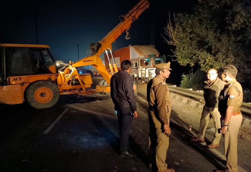 मुरादाबाद : हाईवे पर गिरी आलू की बोरी उठा रहे युवक को तेज रफ्तार ट्रक ने रौंदा, मौके पर मौत