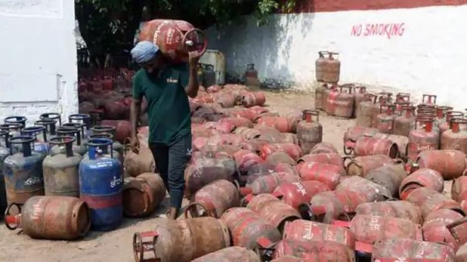 LPG Price: 115 रुपए सस्ता हुआ एलपीजी सिलेंडर, जानिए नई कीमत