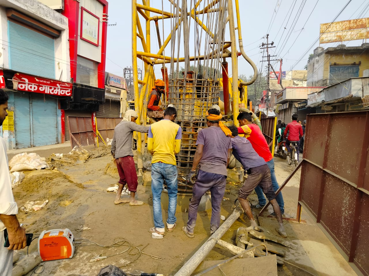 बरेली: बगैर सुरक्षा के किया जा रहा फ़्लाइओवर का निर्माण कार्य, हादसे का डर हर वक्त