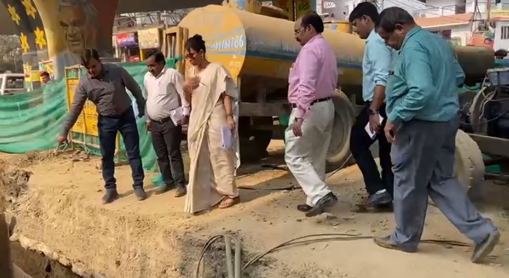 बरेली: मंडलायुक्त ने किया ट्रंक सीवरों के निर्माण कार्य का निरीक्षण, देखें Video