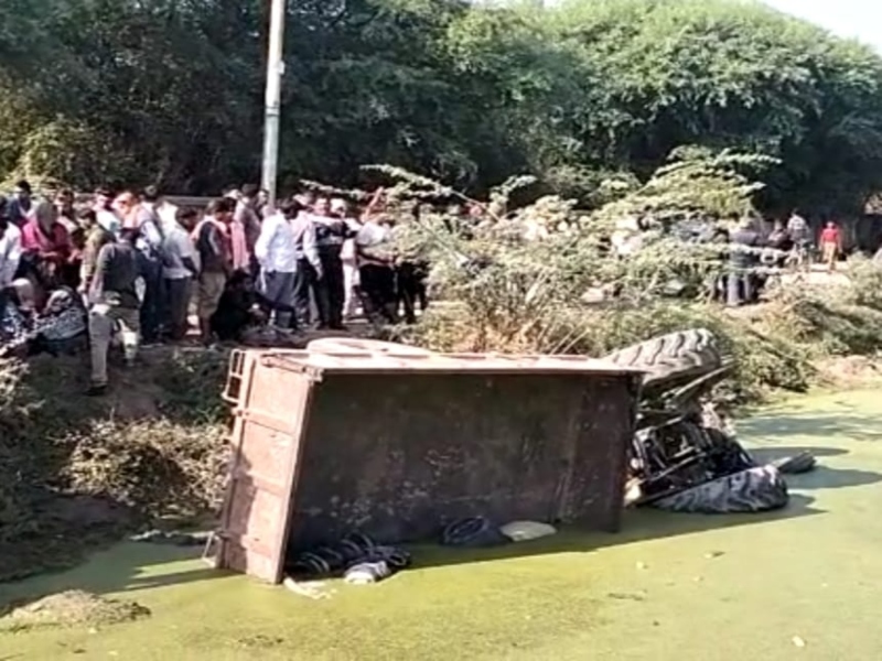 हमीरपुर: भूसा लेने जा रहा ट्रैक्टर पलटा, एक की मौत, दो घायल