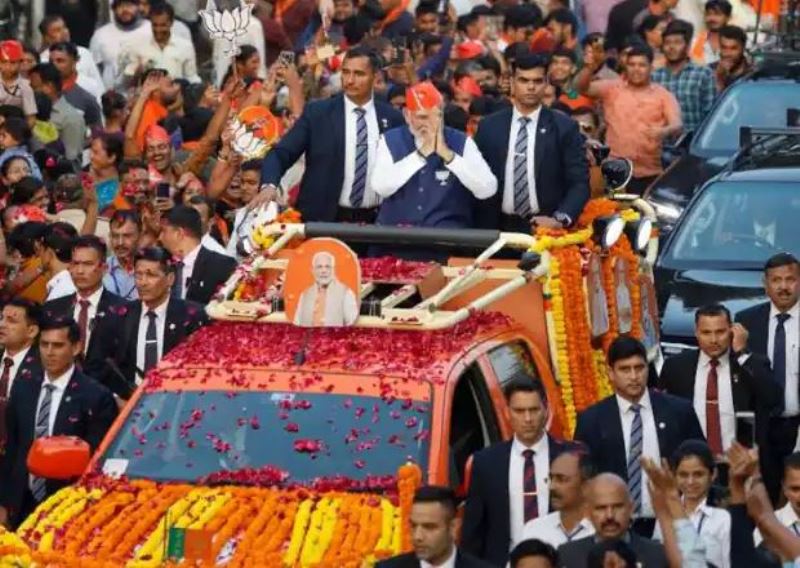 गुजरात चुनाव: अहमदाबाद में PM मोदी का 50KM लंबा रोड शो, लोगों ने फूल बरसाकर किया स्वागत