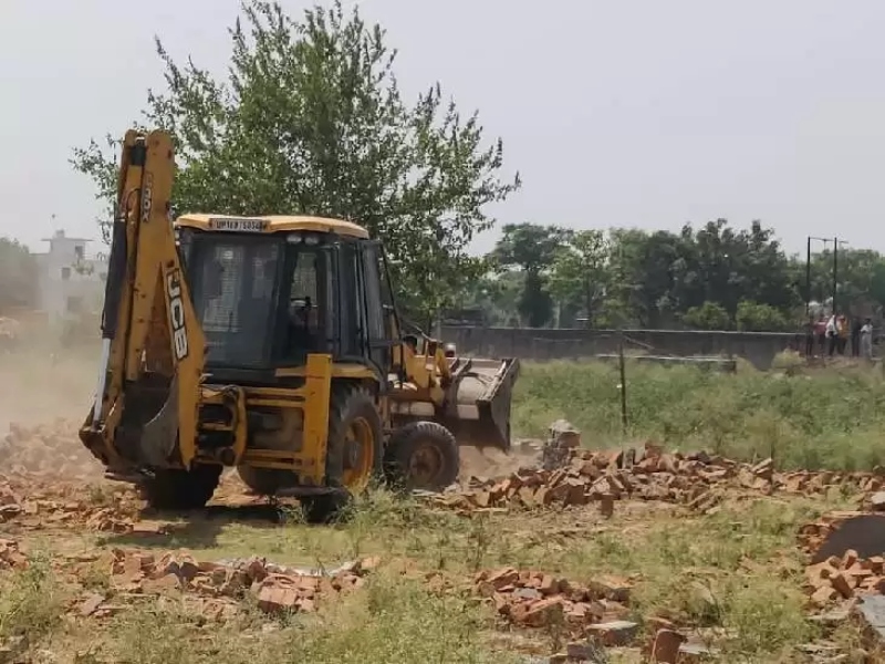 गौतमबुद्ध नगर: अवैध निर्माण पर बड़ी कार्रवाई, 100 करोड़ की जमीन बुलडोजर चलाकर करवाई गई कब्जा मुक्त