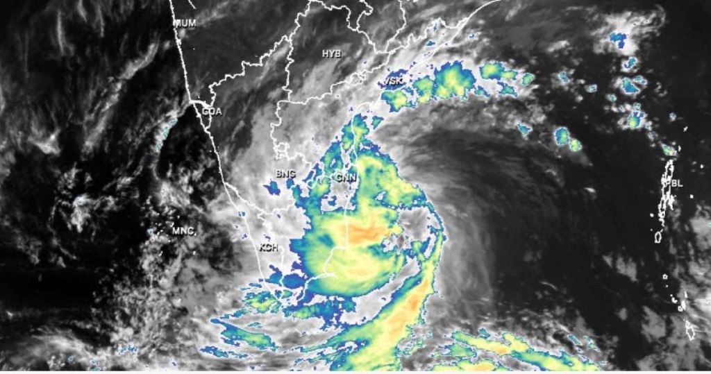 Cyclone Mandous : दक्षिणी आंध्र प्रदेश में भारी बारिश, लोगों को घरों में रहने की हिदायत 