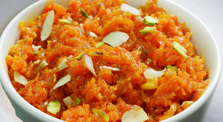 Gajar Ka Halwa: सर्दियों में अगर हो रहा है मीठा खाने का मन तो झटपट बनाएं गाजर का हलवा, जानें आसान रेसिपी