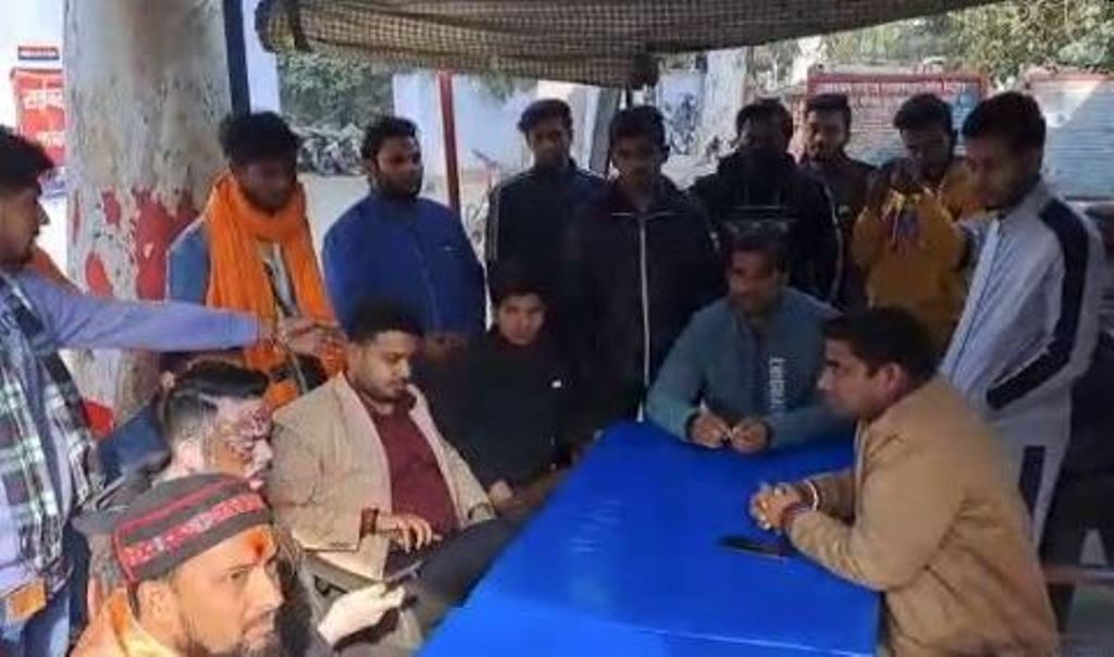 बरेली: थाने में कलम को लेकर हुआ बवाल, देखते ही देखते आ धमके BJYM कार्यकर्ता, देखें Video