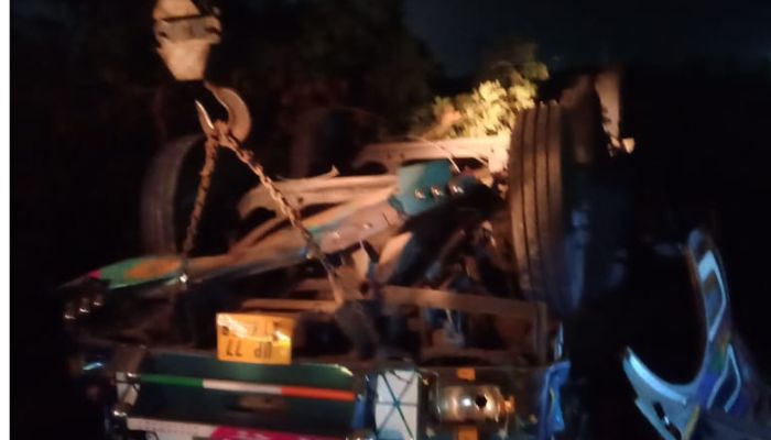 Kanpur Dehat Accident : भोगनीपुर में ट्रक पलटने से दो की मौत, परिजनों में मचा कोहराम