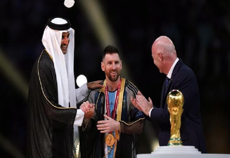 FIFA World Cup जीतने के बाद Lionel Messi को काला लबादा क्यों ओढ़ाया गया? जानिए इतिहास