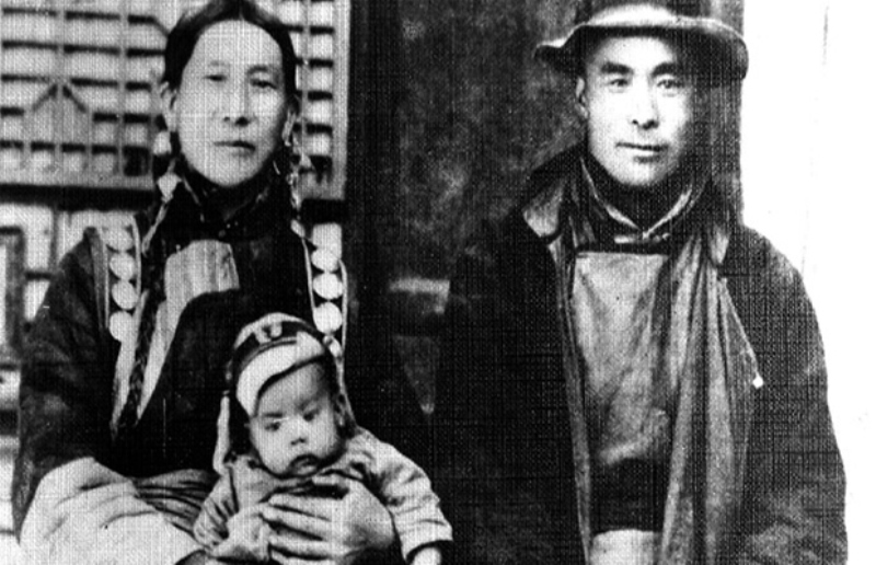 Pre_1959_009_HHDL--as-a-baby-with-His-,mother-Dekyi-Tsering,-Father-Choekyong-Tsering-and-Elder-brother-Gyalo-Thondup_0_0_0