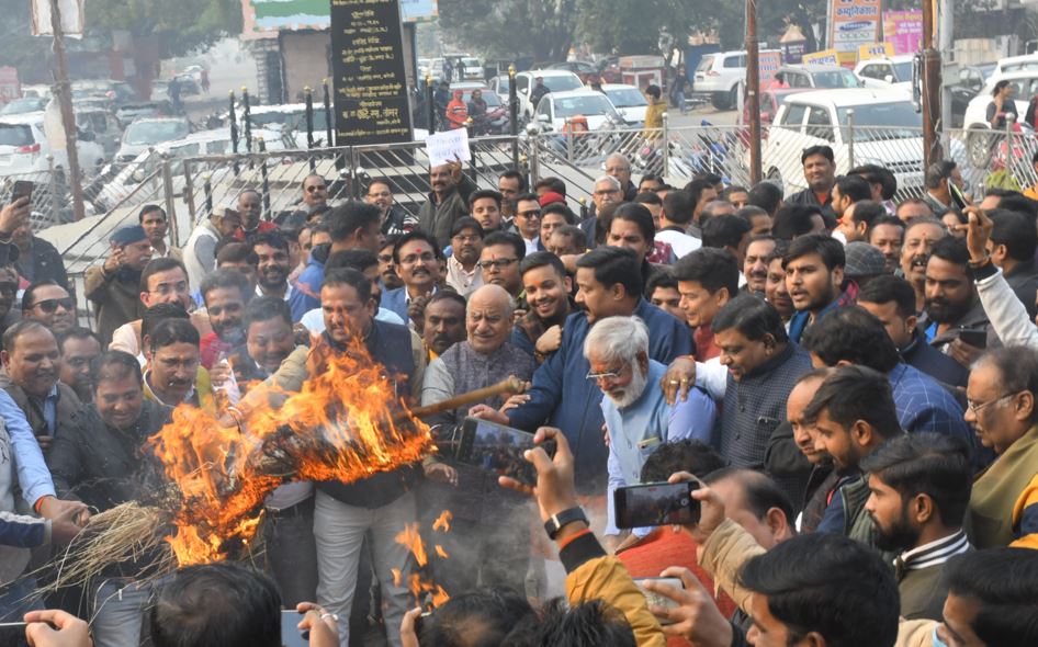 बरेली: भाजपाइयों में आक्रोश, पाक के विदेश मंत्री का पुतला फूंका