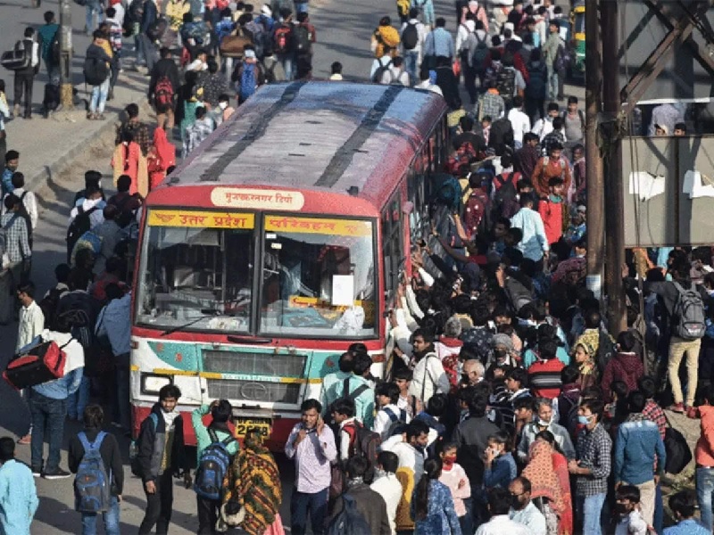 लखनऊ : कोहरे में कैंसिल हुई ट्रेनें परिवहन निगम ने बढ़ाई बसें