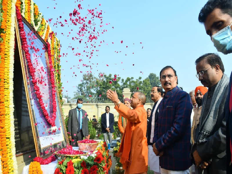 लखनऊ: सीएम ने पूर्व प्रधानमंत्री अटल बिहारी बाजपेयी को दी श्रद्धांजलि