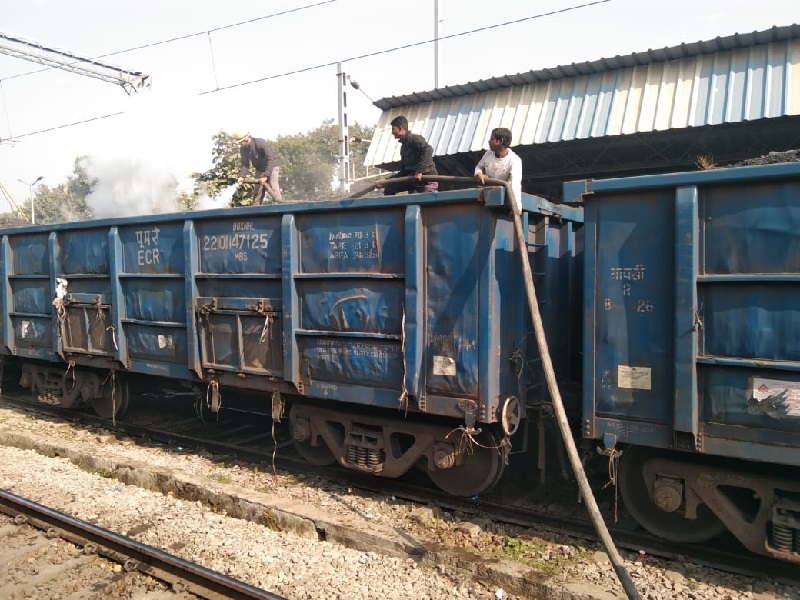 हरदोई : मालगाड़ी से निकला धुंआ, आरपीएफ दरोगा की सूझबूझ से टला बड़ा हादसा