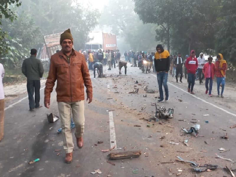 बाराबंकी : दो ट्रकों की आपस में भिंडत, एक की मौत 4 घायल