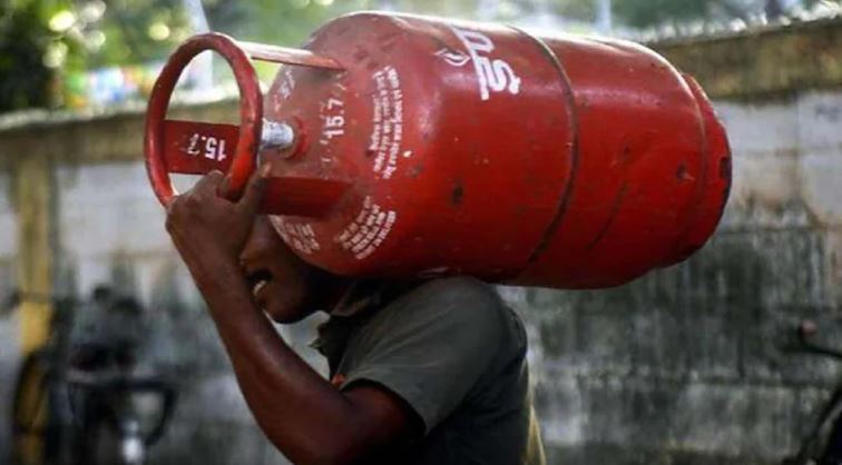 LPG Price Hike: महंगाई से शुरू New year, इतने रुपये महंगा हुआ गैस सिलेंडर